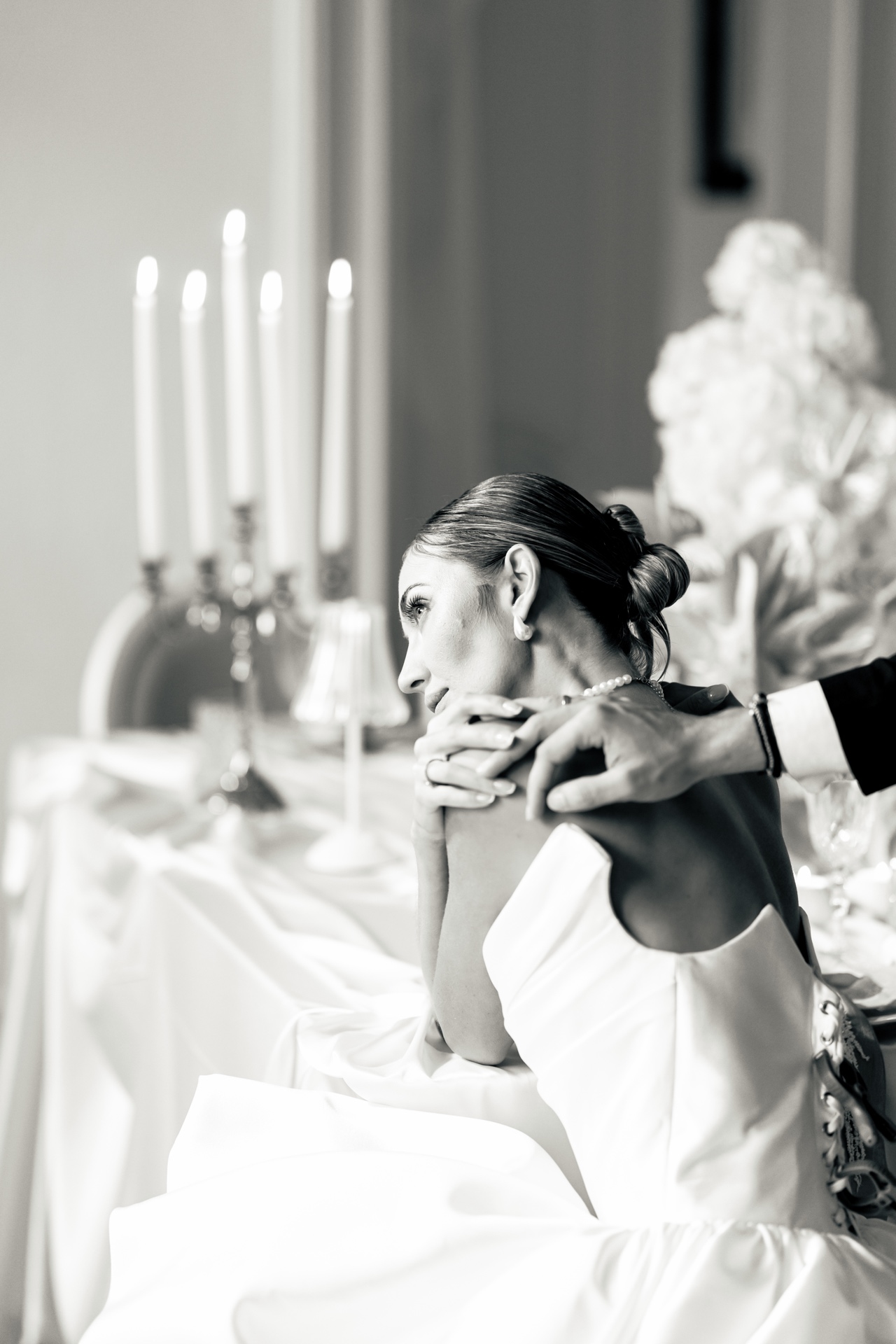 Diana & Chris Hochzeit Schwarz-Weiß – Paar mit Kerzen – Fine Art Hochzeitsfotografie ziraa.graphy