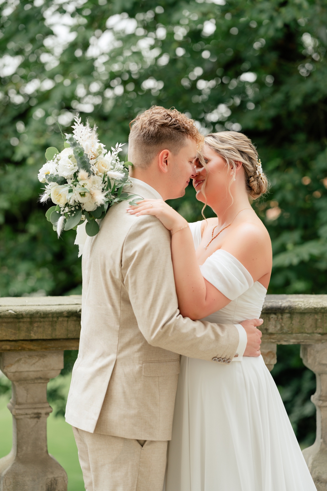 Jennifer & Christian Hochzeitskuss auf Schloss-Balkon – Fine Art Hochzeitsfotografie ziraa.graphy Madeleine Krüger