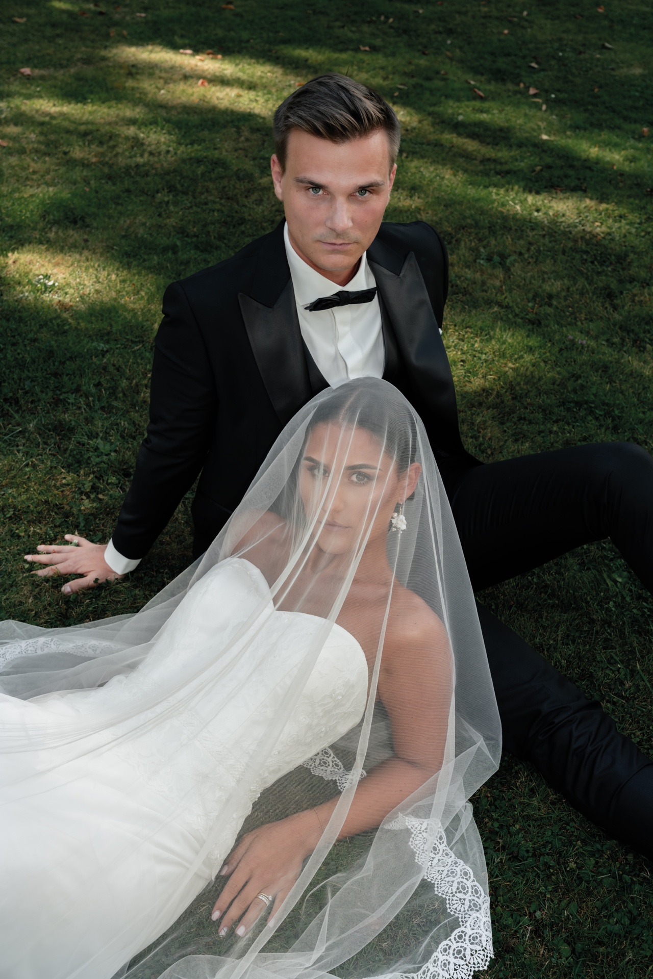 Julie & Felix Hochzeit – Brautpaar auf Wiese, Schleier – Fine Art Hochzeitsfotografie ziraa.graphy