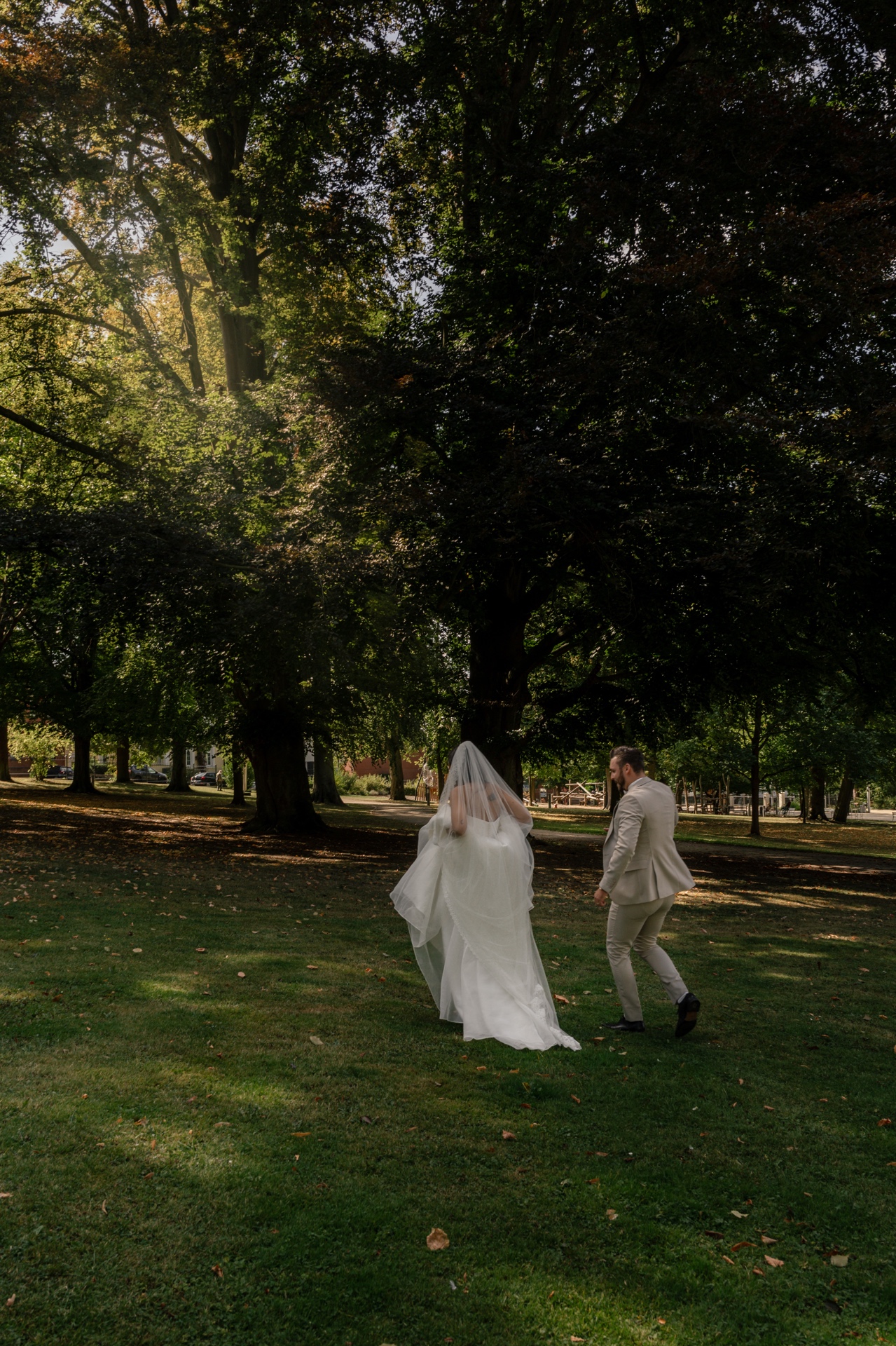 Brautpaar im Park – ziraa.graphy