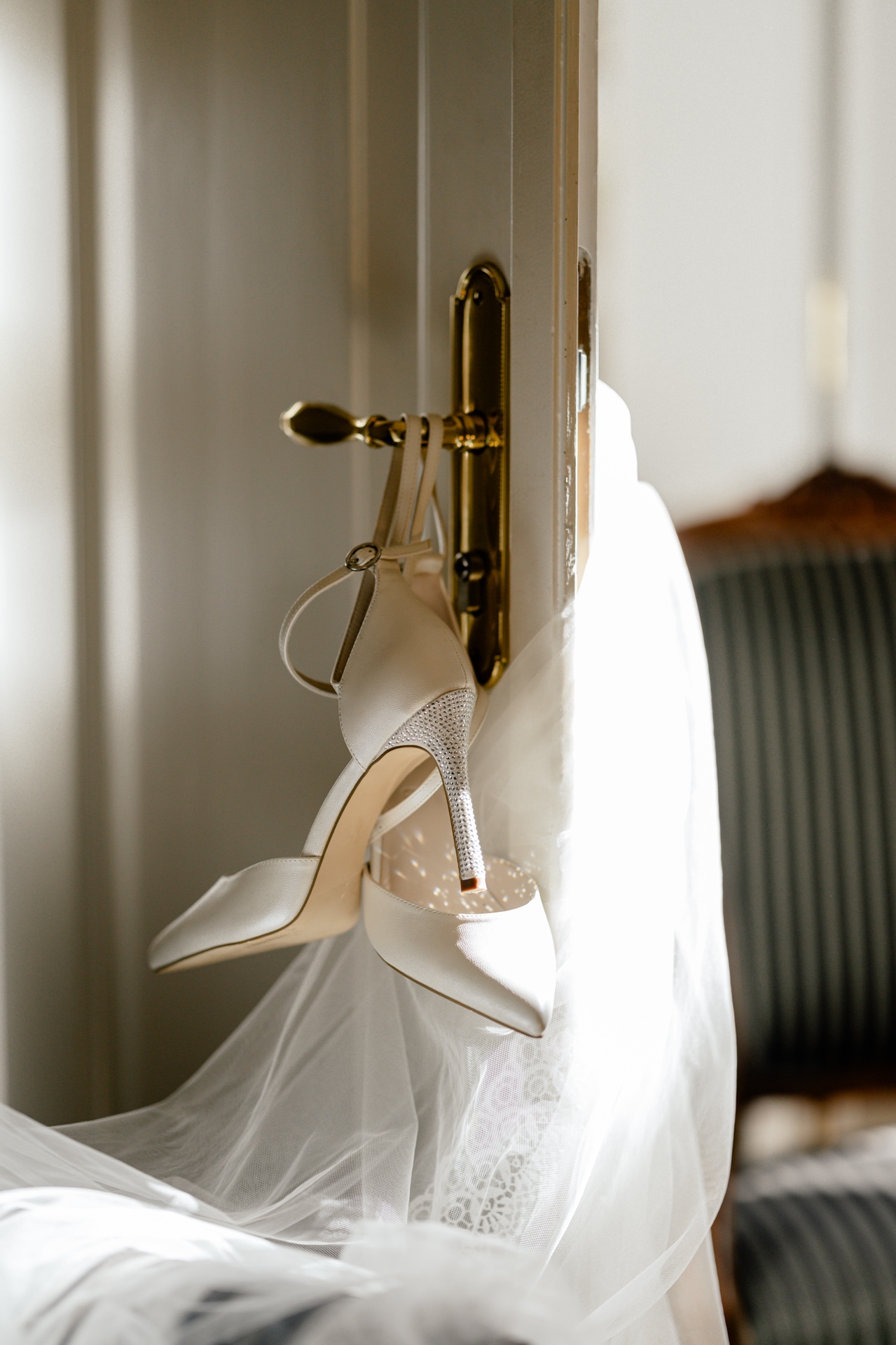 Brautschuhe – Fine Art Hochzeitsfotografie ziraa.graphy