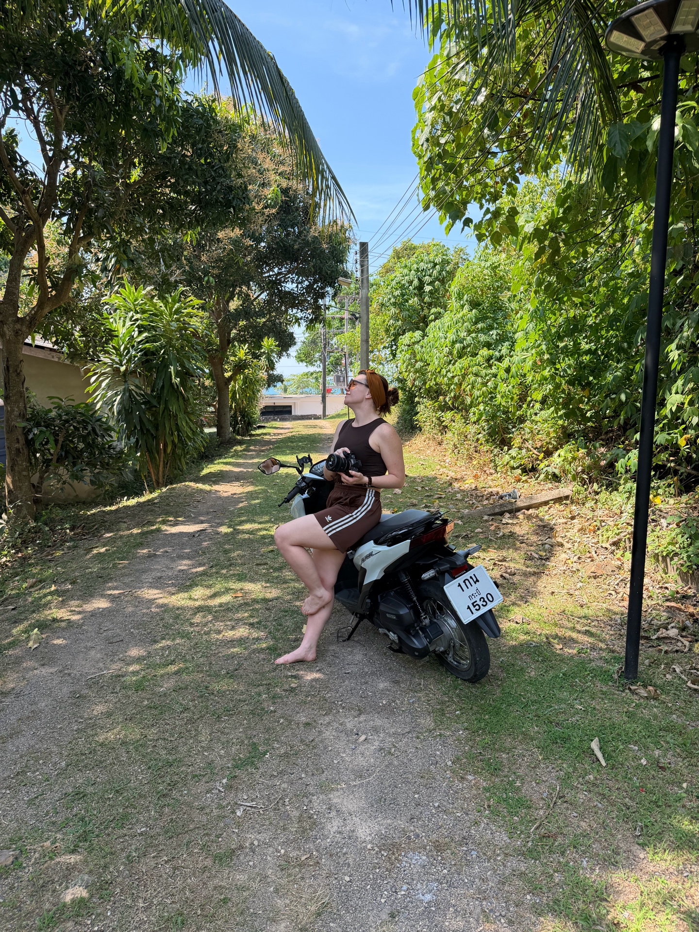 Madeleine auf dem Roller in Thailand
