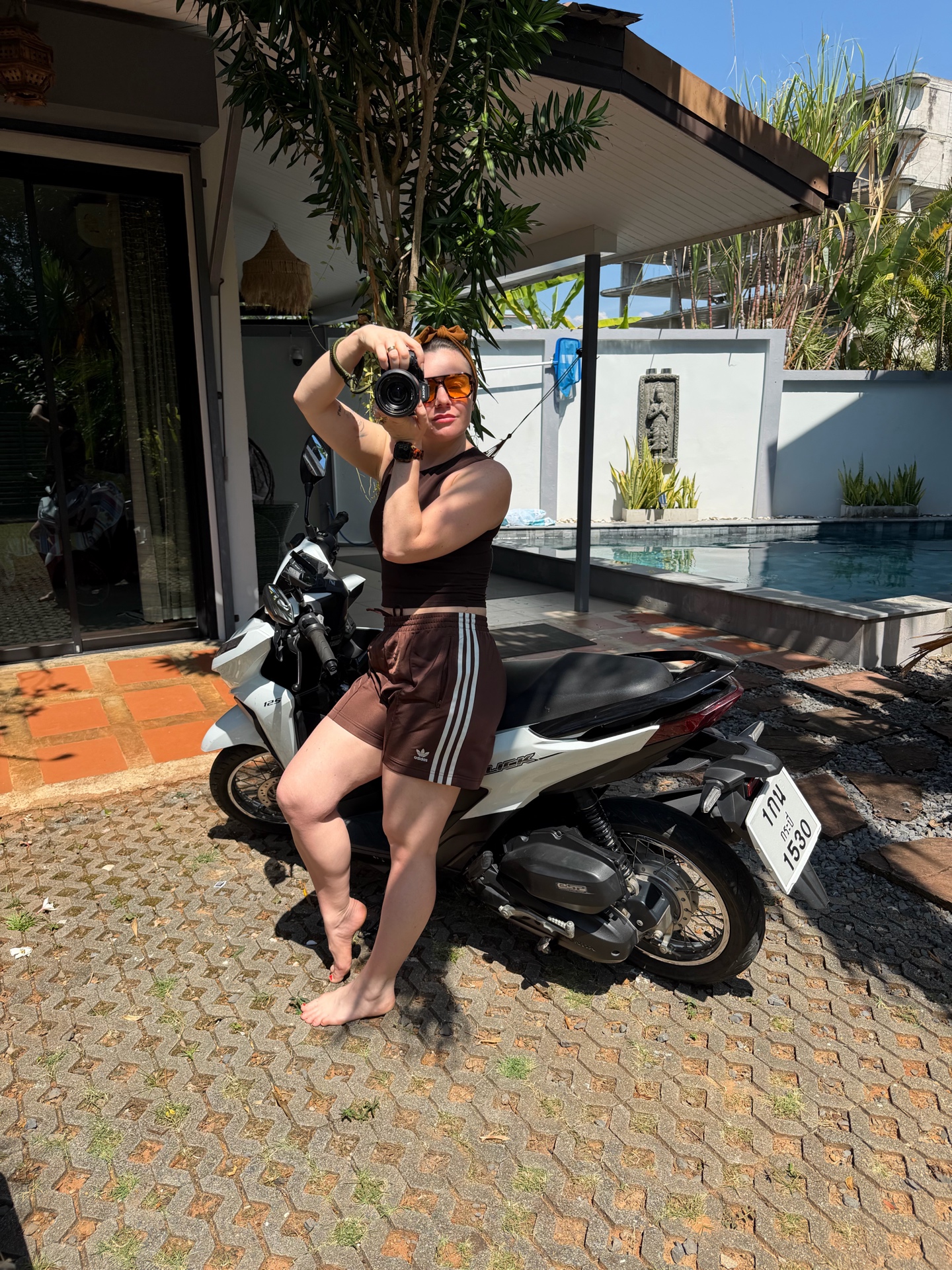 Madeleine mit Kamera auf dem Roller in Thailand