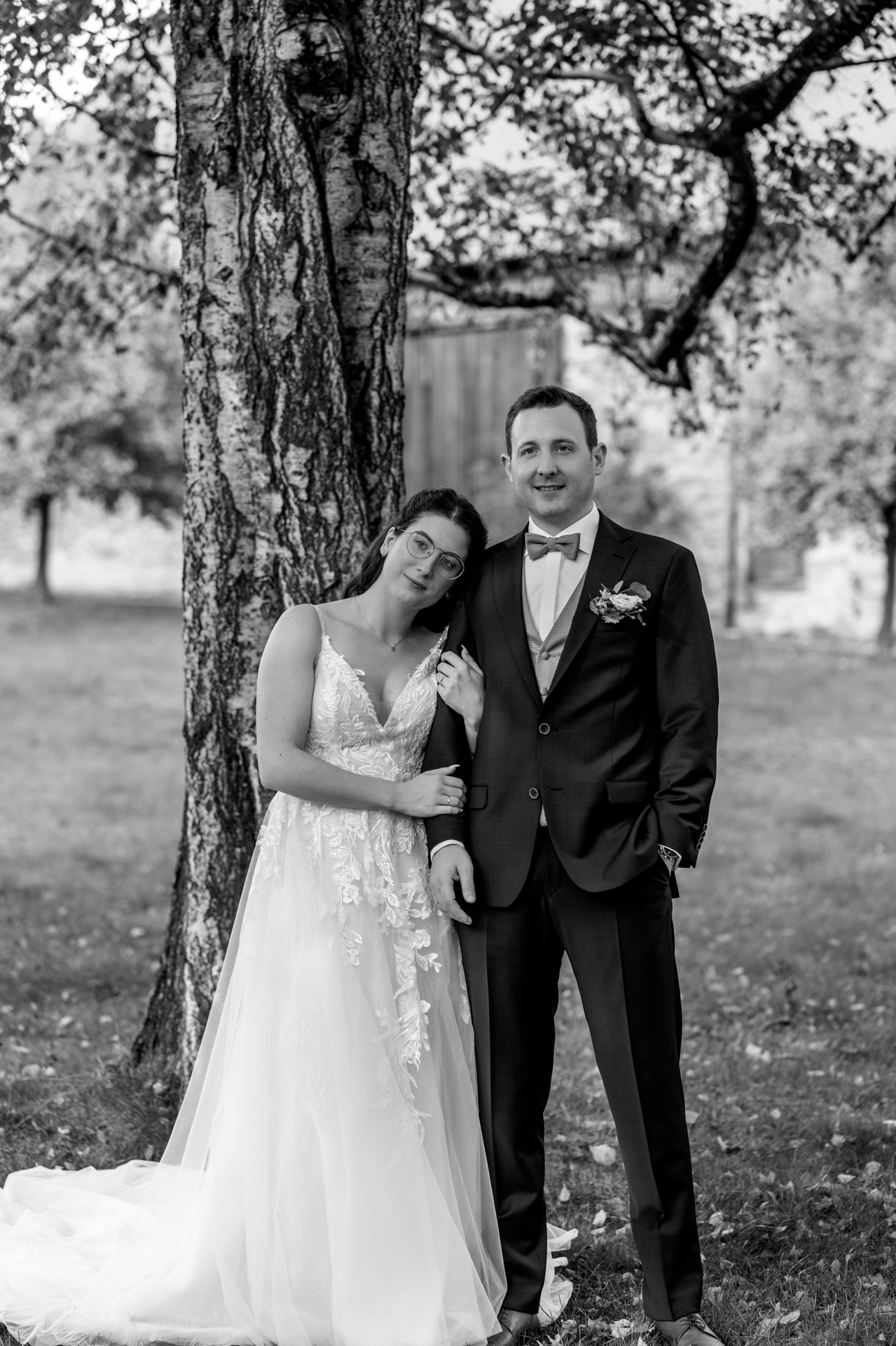 Melina & Matthias Hochzeit SW – Brautpaar an Baum – Fine Art Hochzeitsfotografin ziraa.graphy
