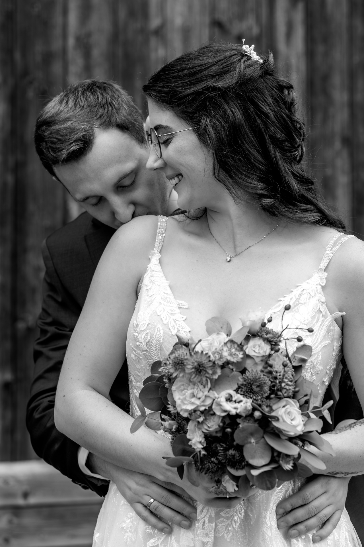 Melina & Matthias Hochzeitskuss mit Brautstrauß – Schwarz-Weiß Fine Art Fotografie ziraa.graphy