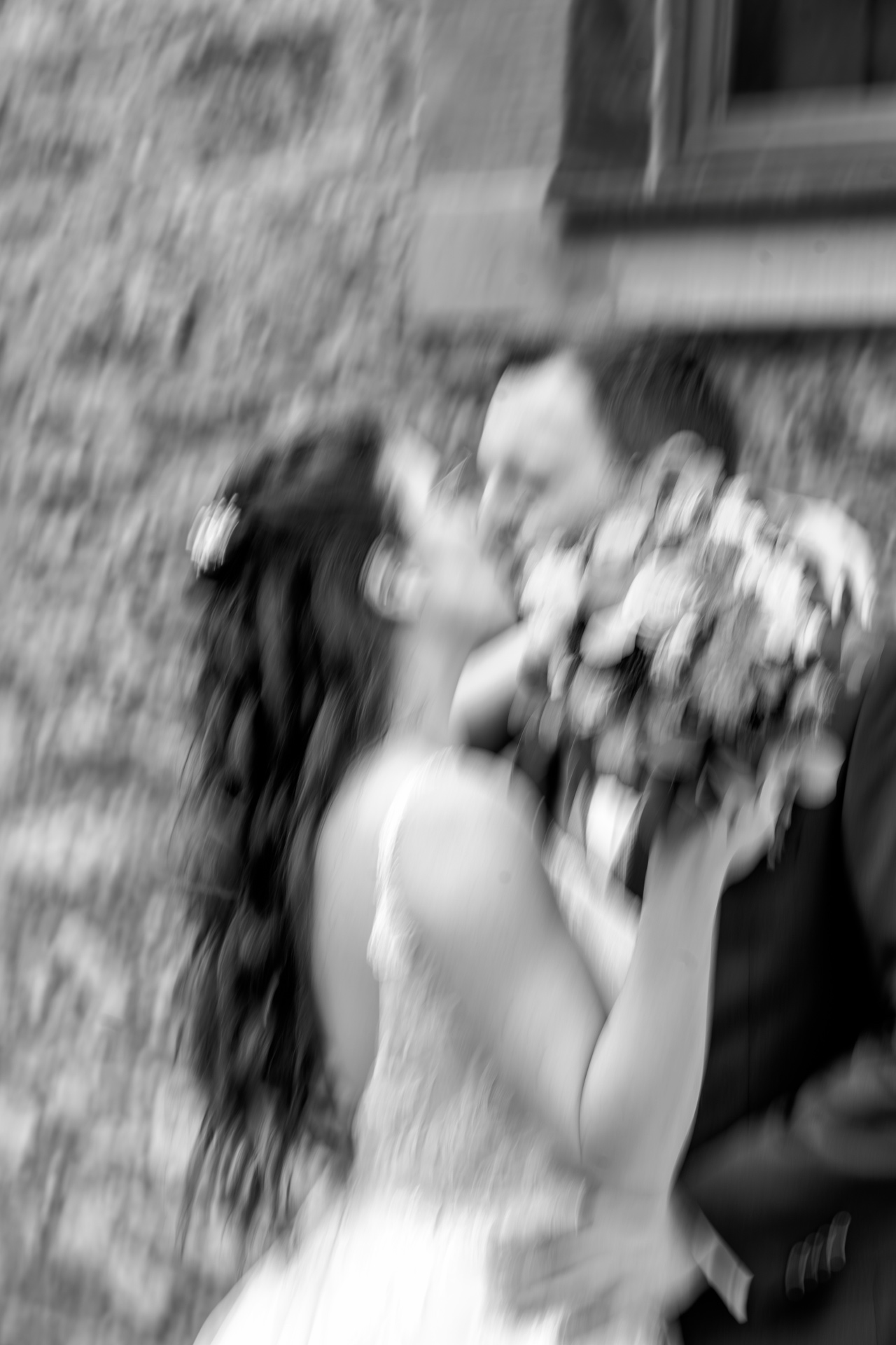Melina & Matthias Hochzeit – Bewegungsunschärfe Kuss SW – Fine Art Hochzeitsfotografie ziraa.graphy