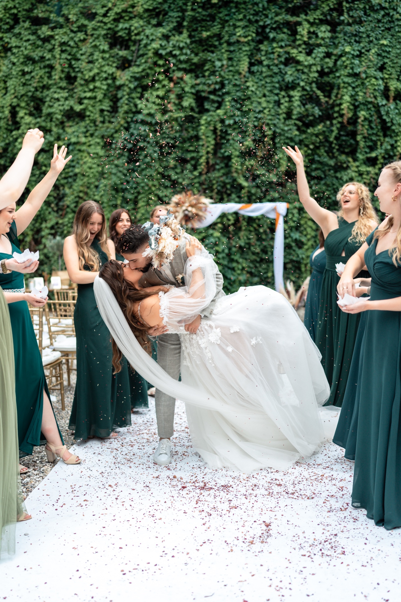 Melissa & Navid Hochzeit – Dip-Kuss Konfetti Brautjungfern – Fine Art Hochzeitsfotografin ziraa.graphy