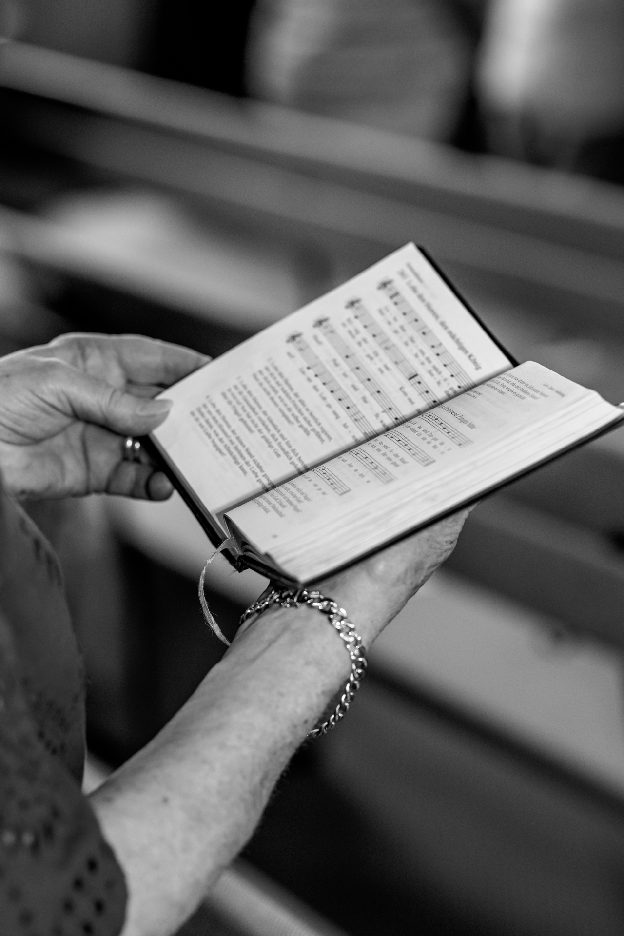 Gesangbuch Hände – Emotionale Hochzeitsdetails ziraa.graphy