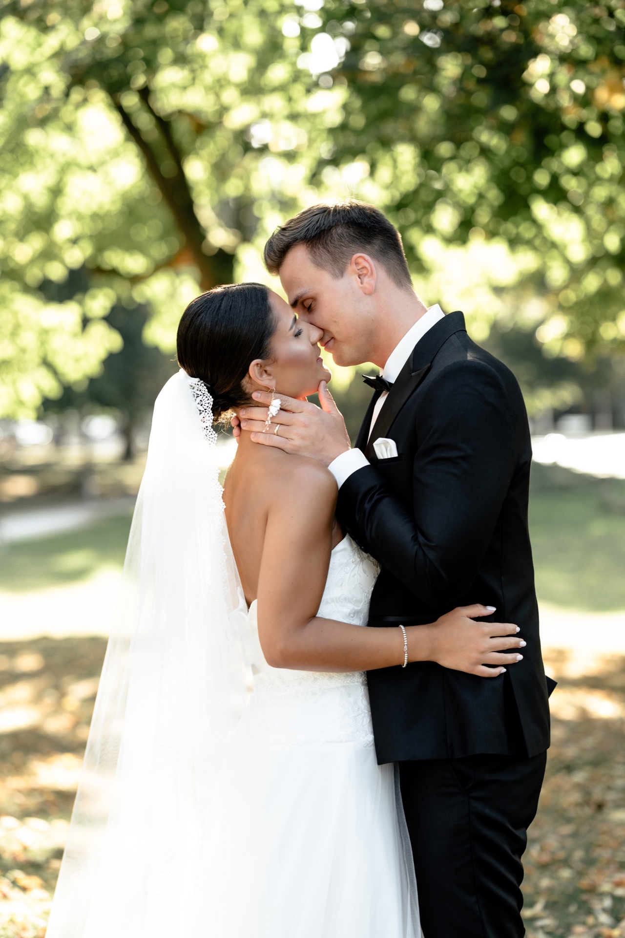 Brautpaar Kuss im Park – Emotionale Hochzeitsfotografie ziraa.graphy