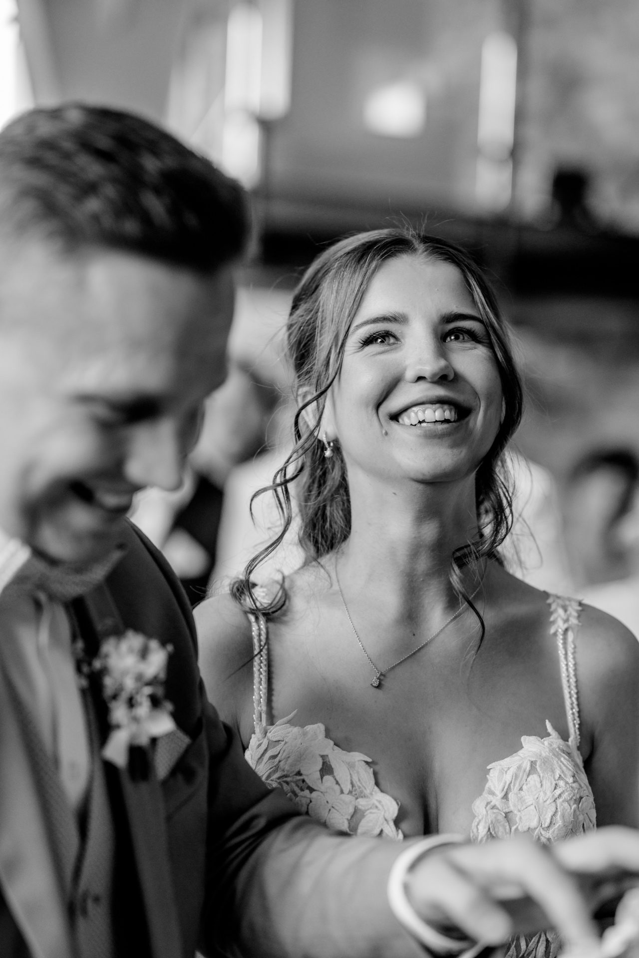 Lachendes Brautpaar Schwarz-Weiß – Dokumentarische Hochzeitsfotografie ziraa.graphy