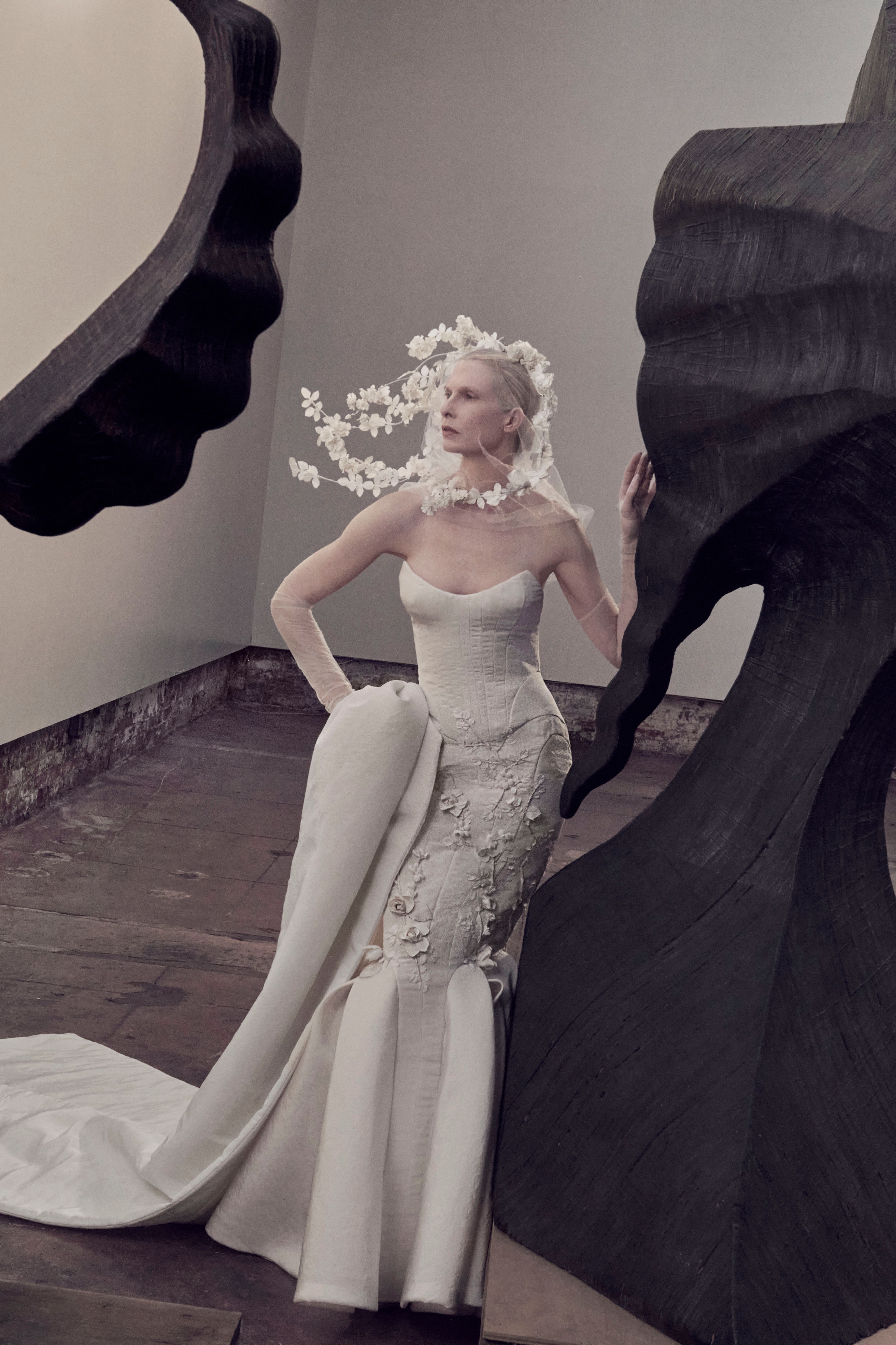 Sculpted Headpiece Braut 2027 Vogue